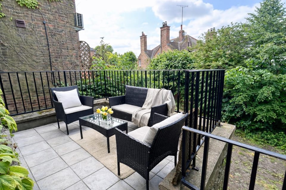 Property building, Neighbourhood, Balcony/Terrace, Decorative detail, Seating area, Garden view, Parking, internet