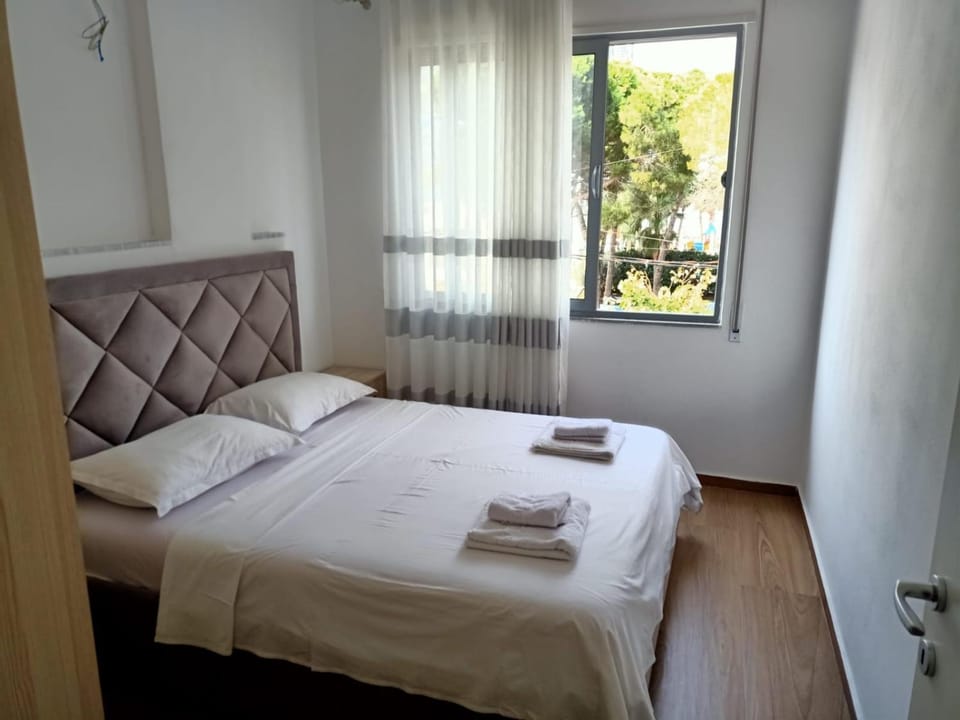 Bed, Bedroom, towels