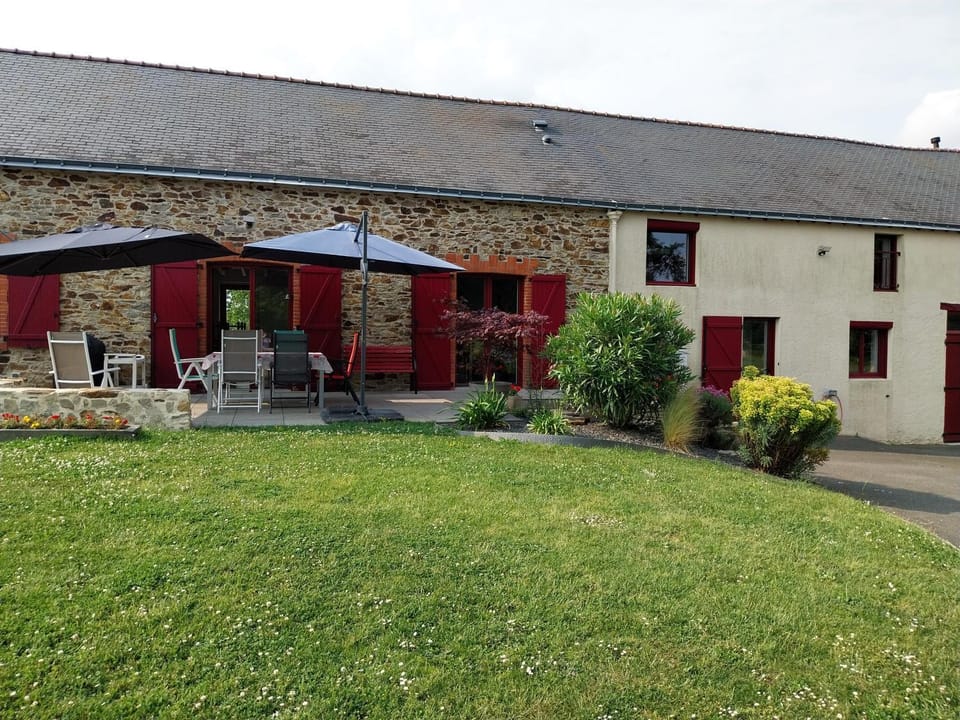 Property building, Garden, Balcony/Terrace, Garden view, Parking