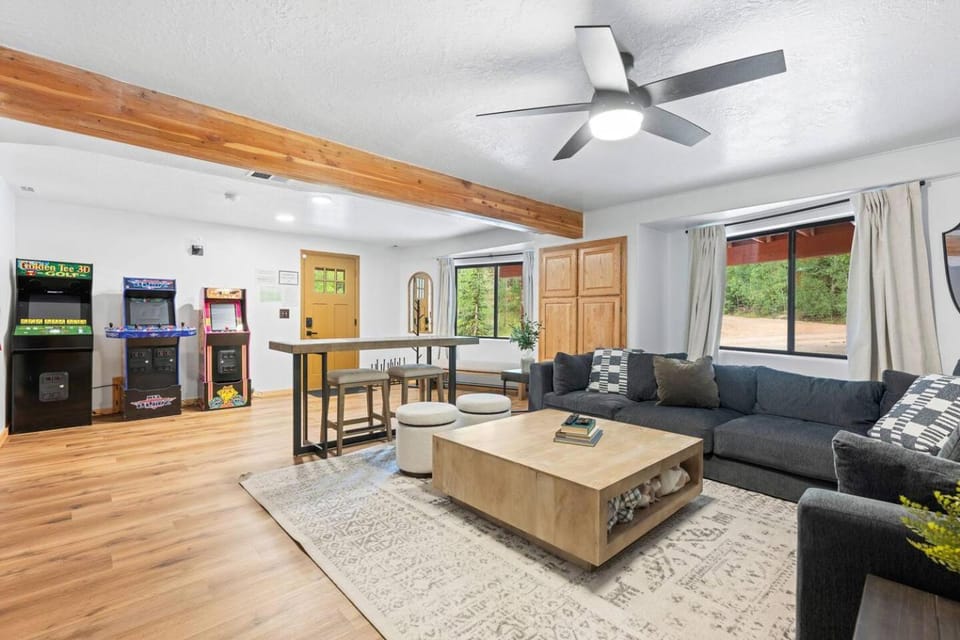 Aspen Retreat Hot Tub, Fire Pit, Cool Mtn Air House in Brian Head