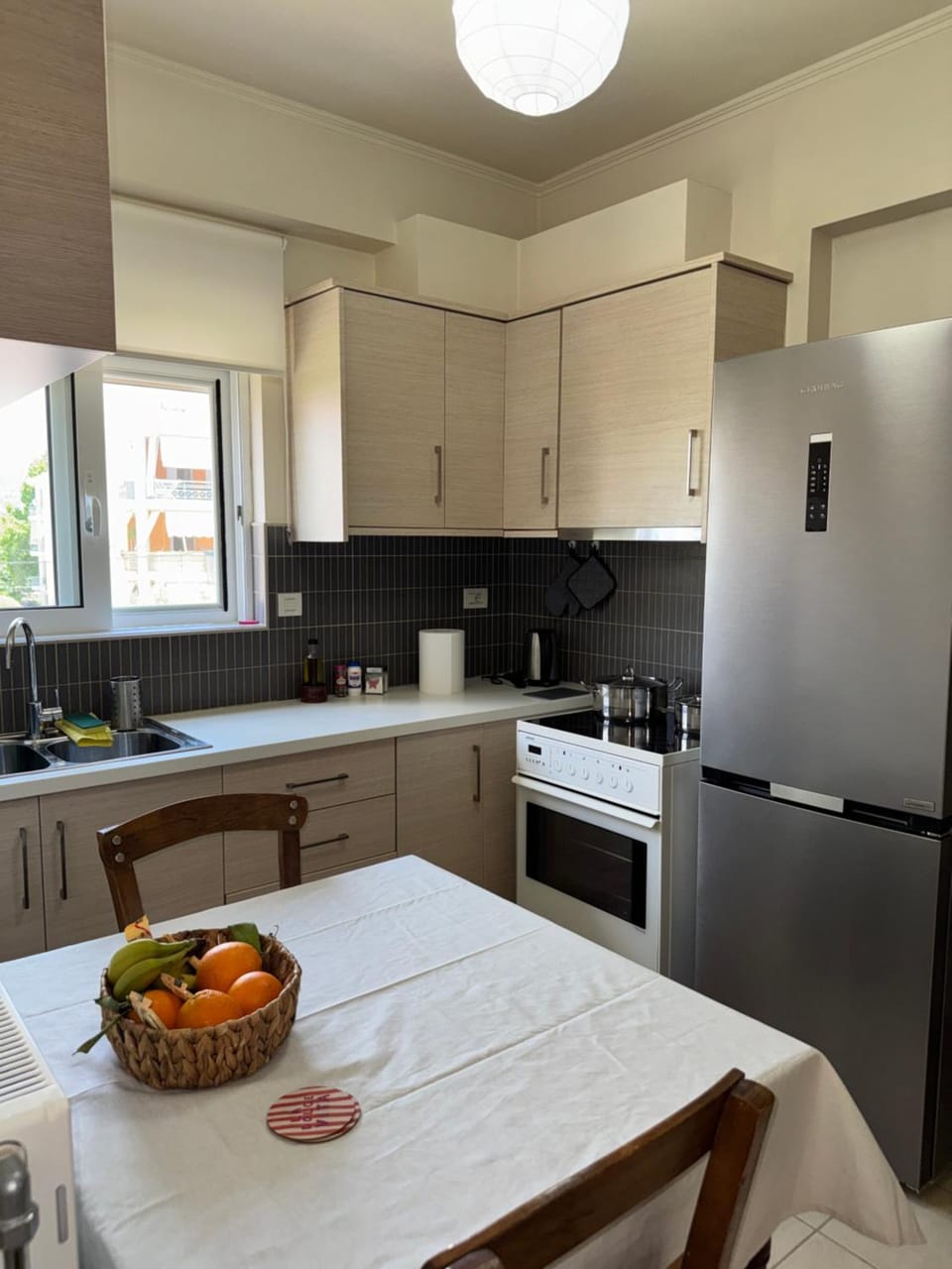Kitchen or kitchenette, Food and drinks, Dining area, oven