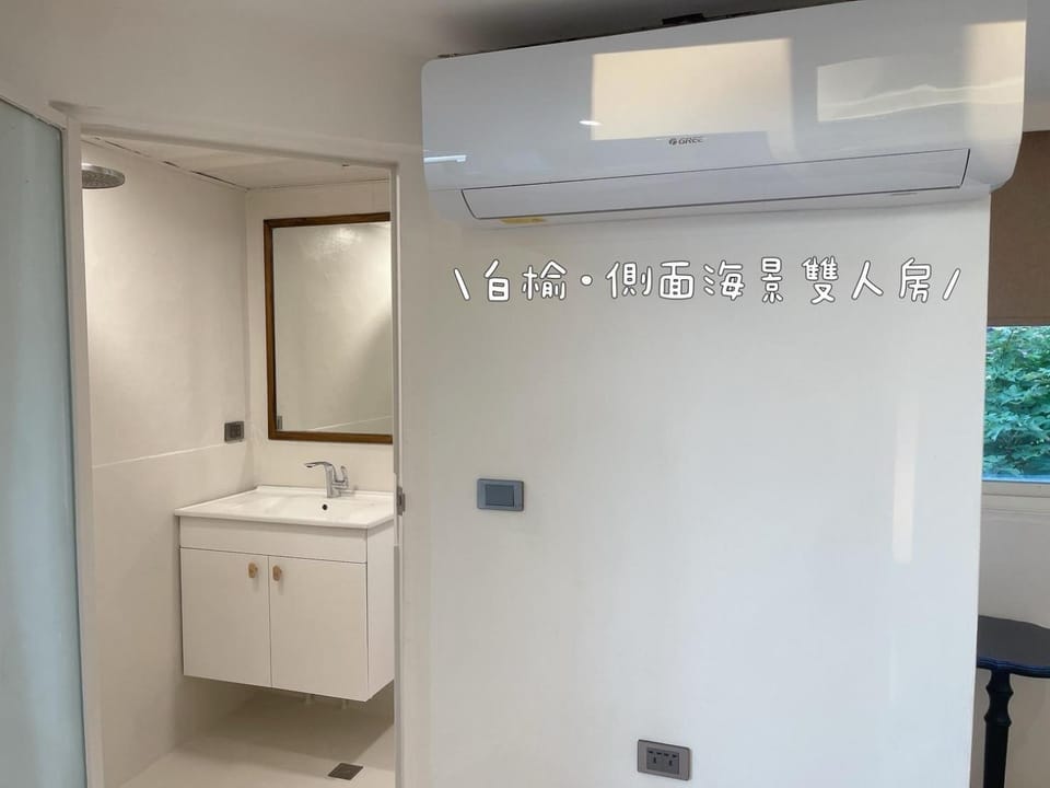 Bathroom, air conditioner