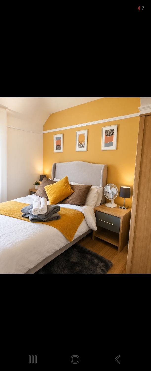 Stylish 3 Bed house Contractor Friendly Free parking & Wifi Apartment in Bristol