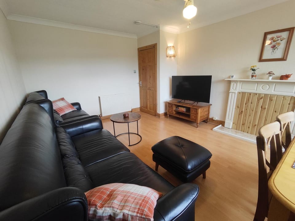 Communal lounge/ TV room, TV and multimedia, Living room, Seating area, Evening entertainment