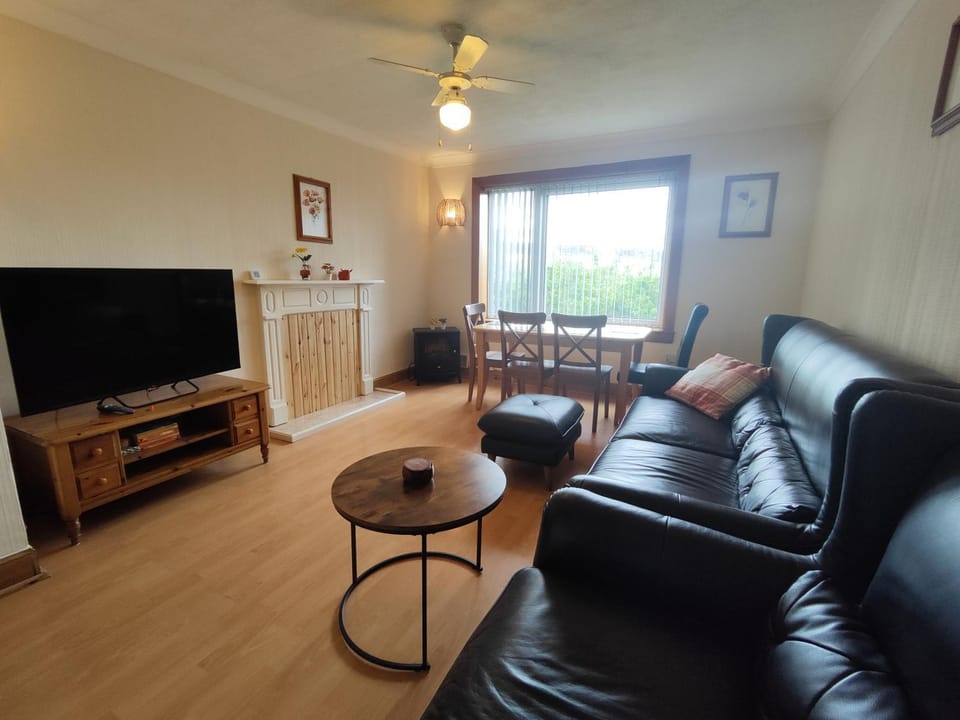 Communal lounge/ TV room, TV and multimedia, Living room, Seating area, Evening entertainment