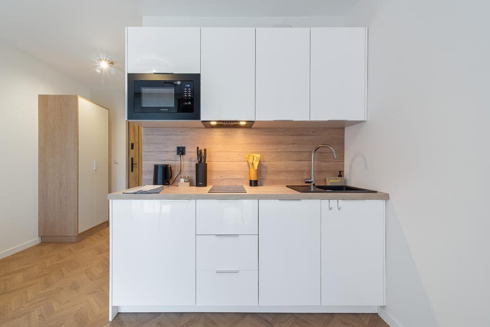 Coffee/tea facilities, Kitchen or kitchenette, stove