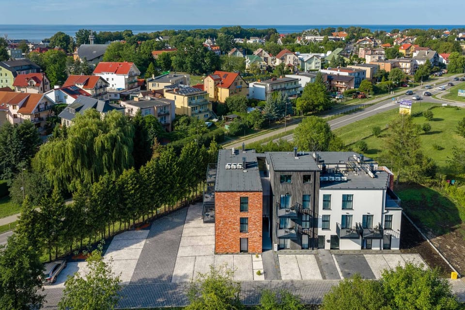 Property building, Day, Neighbourhood, Natural landscape, Bird's eye view, City view, Sea view, Street view, Location
