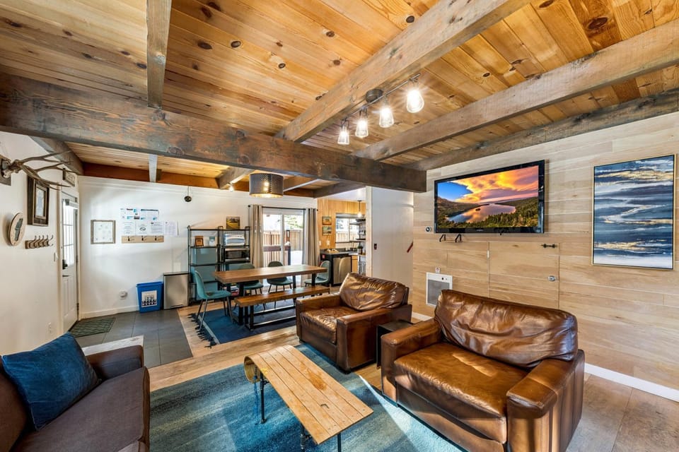 TV and multimedia, Kitchen or kitchenette, Living room, Seating area, furniture