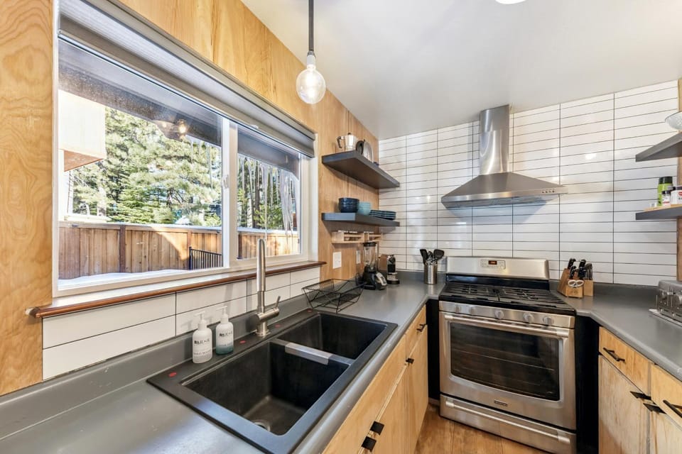 Day, Kitchen or kitchenette, Garden view, furniture, microwave, oven, stove