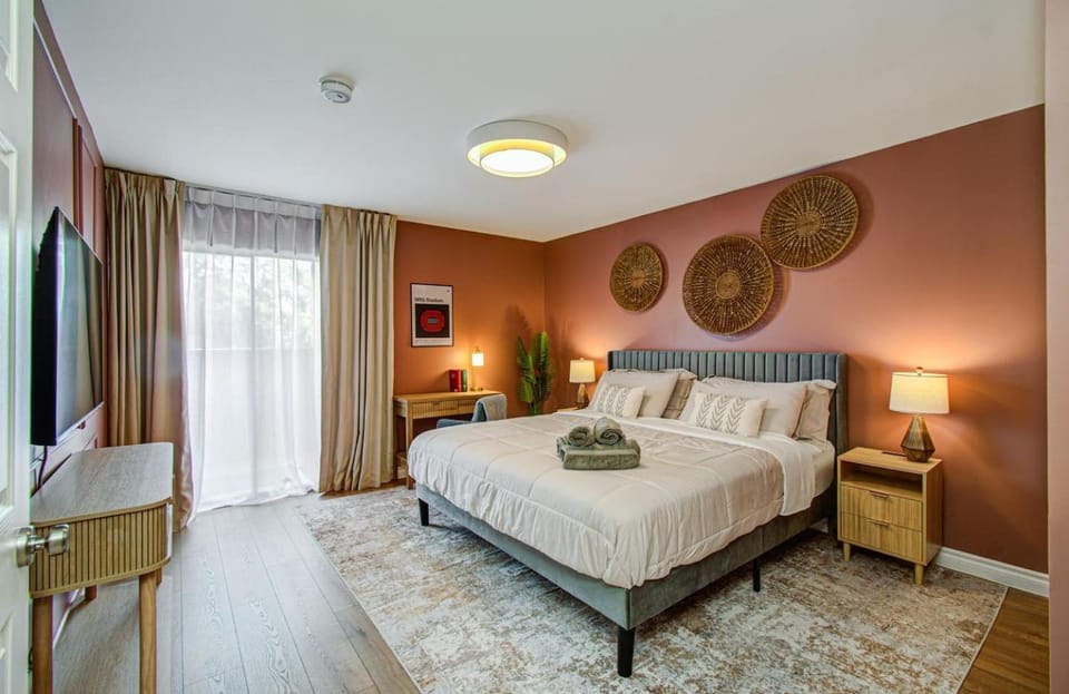 Designer Condo, 7-Min Walk to NRG Apartment in Houston