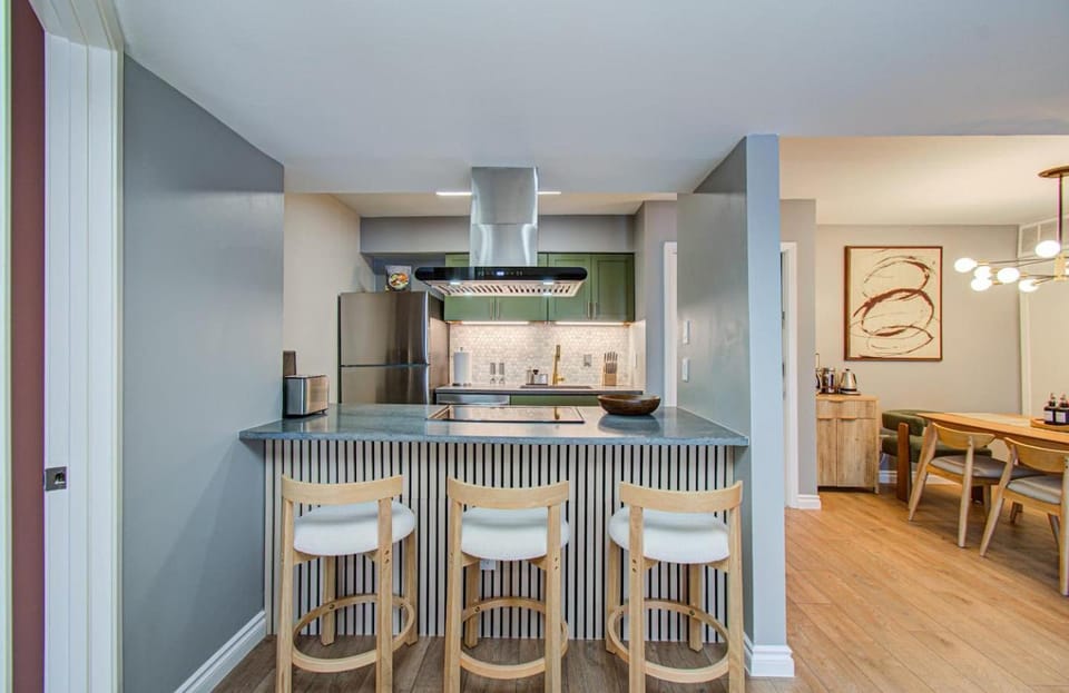 Designer Condo, 7-Min Walk to NRG Apartment in Houston