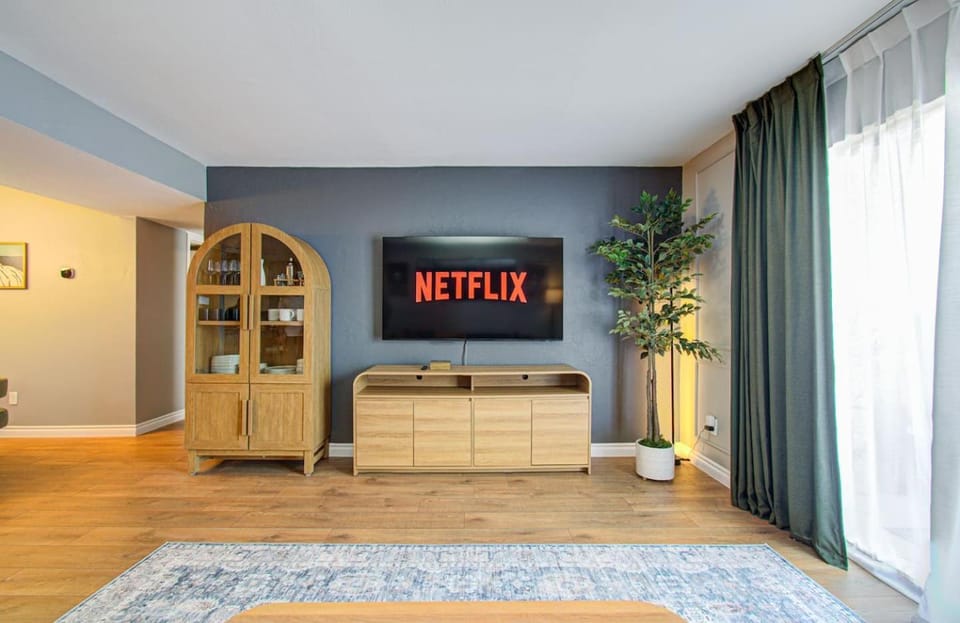 Designer Condo, 7-Min Walk to NRG Apartment in Houston