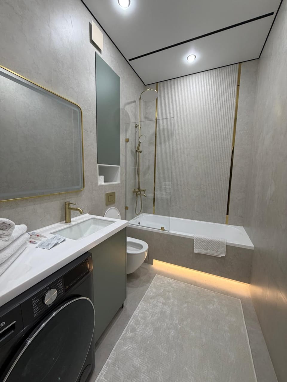Toilet, Bathroom, towels
