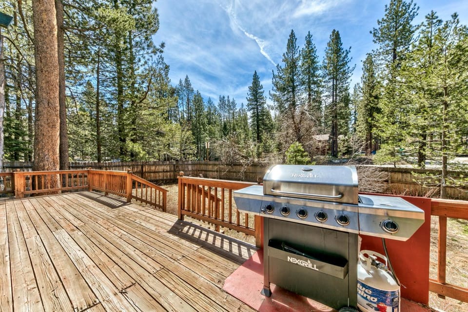 Patio, Day, Natural landscape, BBQ facilities