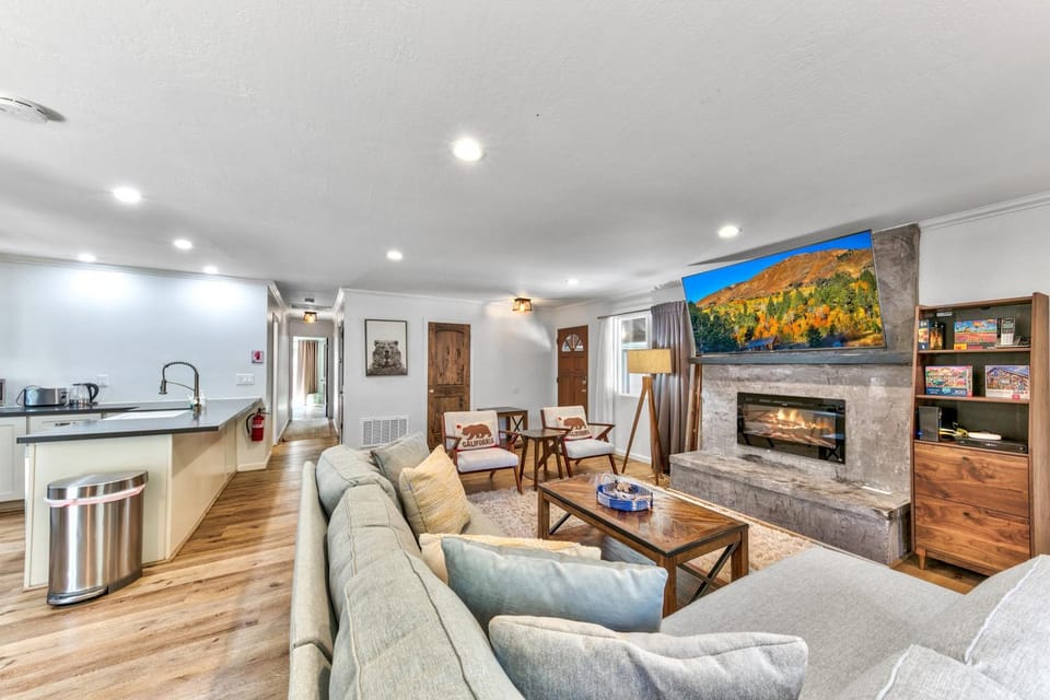 TV and multimedia, Kitchen or kitchenette, Living room, Autumn, fireplace, furniture