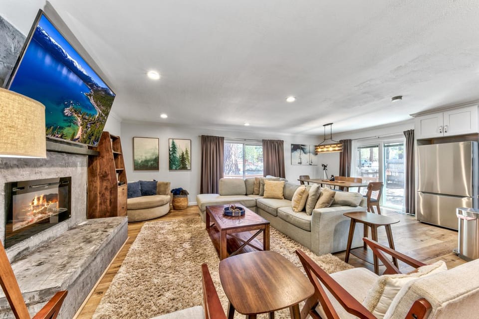 TV and multimedia, Living room, Dining area, fireplace, furniture