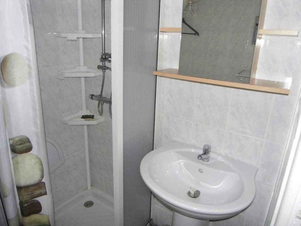 VILLA NOEMIE Studio - de 100 m des Thermes Apartment in Occitanie
