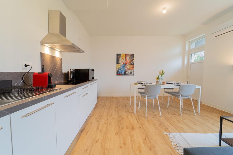 Coffee/tea facilities, Decorative detail, Dining area, microwave, kitchen, air conditioner