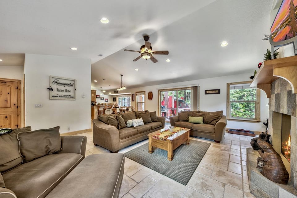 Cedar Pine Cabin - Walk to Beach Dog Friendly Cabin in Al Tahoe