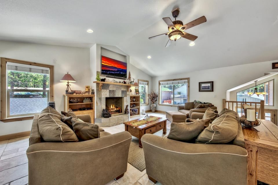 Cedar Pine Cabin - Walk to Beach Dog Friendly Cabin in Al Tahoe