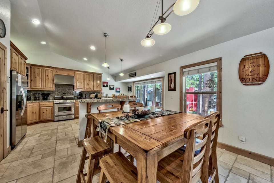 Cedar Pine Cabin - Walk to Beach Dog Friendly Cabin in Al Tahoe