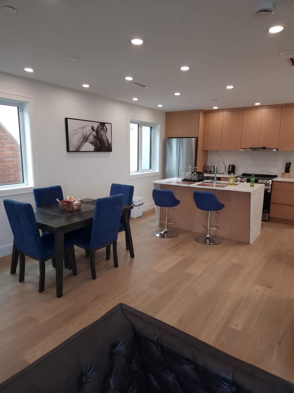 Kitchen or kitchenette, Seating area, Dining area, stove