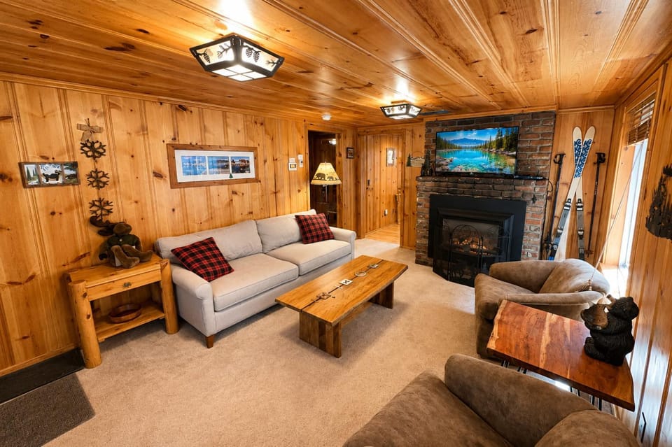 Day, Skiing, TV and multimedia, Living room, Seating area, fireplace, furniture