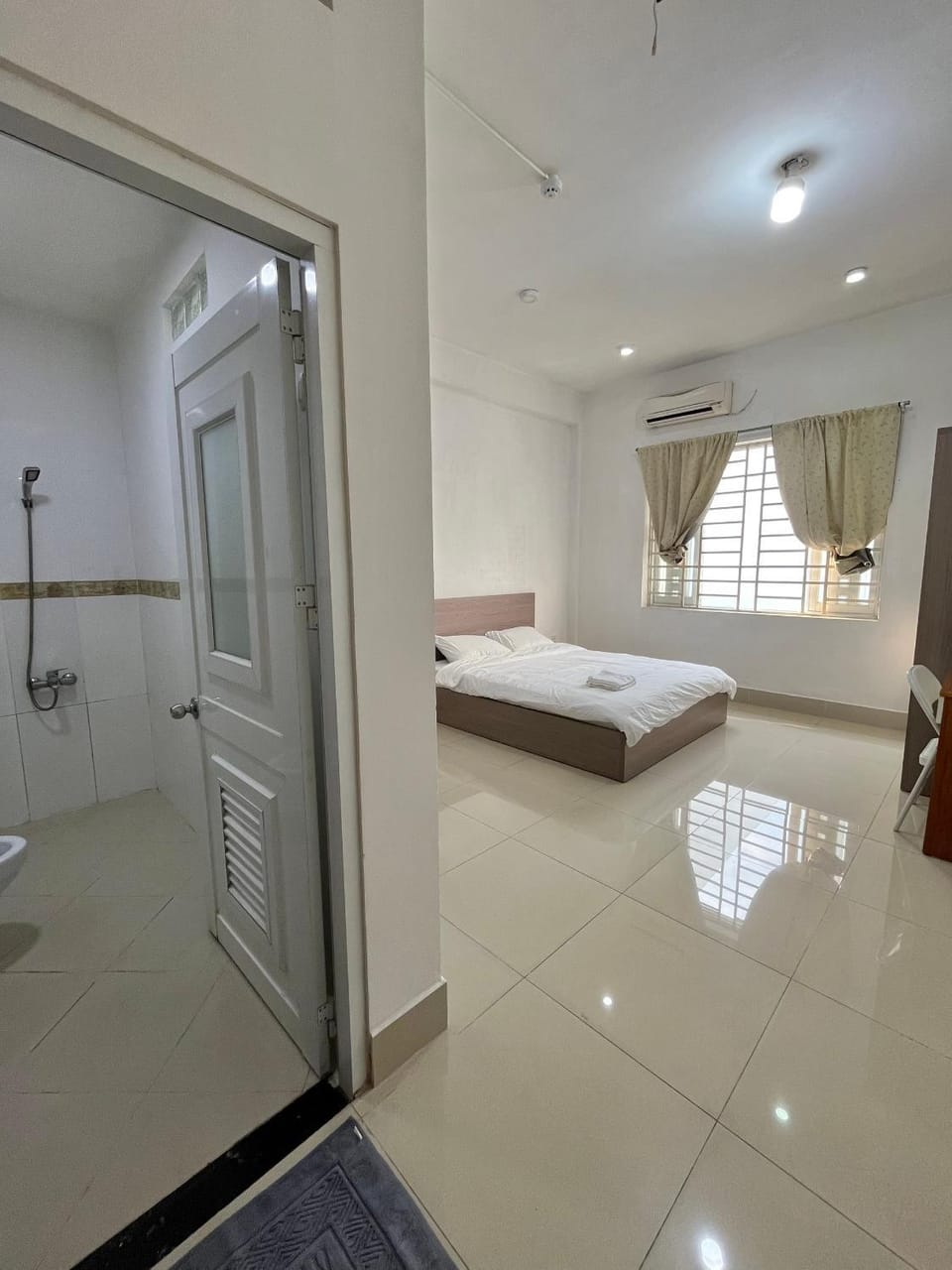 Shower, Property building, Bed, Bathroom, View (from property/room), Photo of the whole room, Bedroom, towels