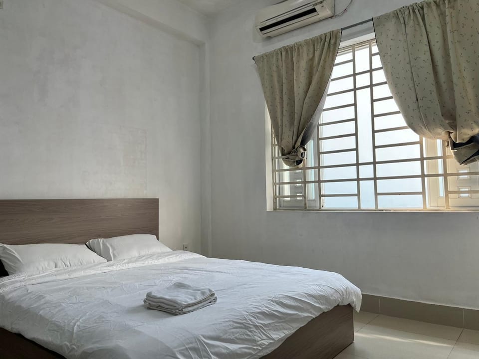 Bed, Photo of the whole room, Bedroom, towels, air conditioner