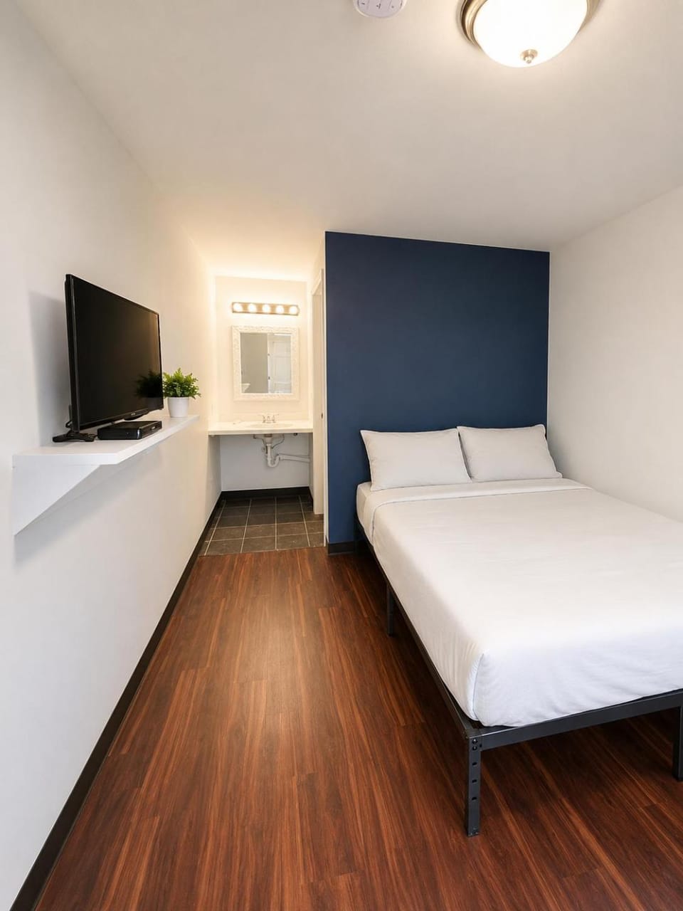 Bed, TV and multimedia, Photo of the whole room