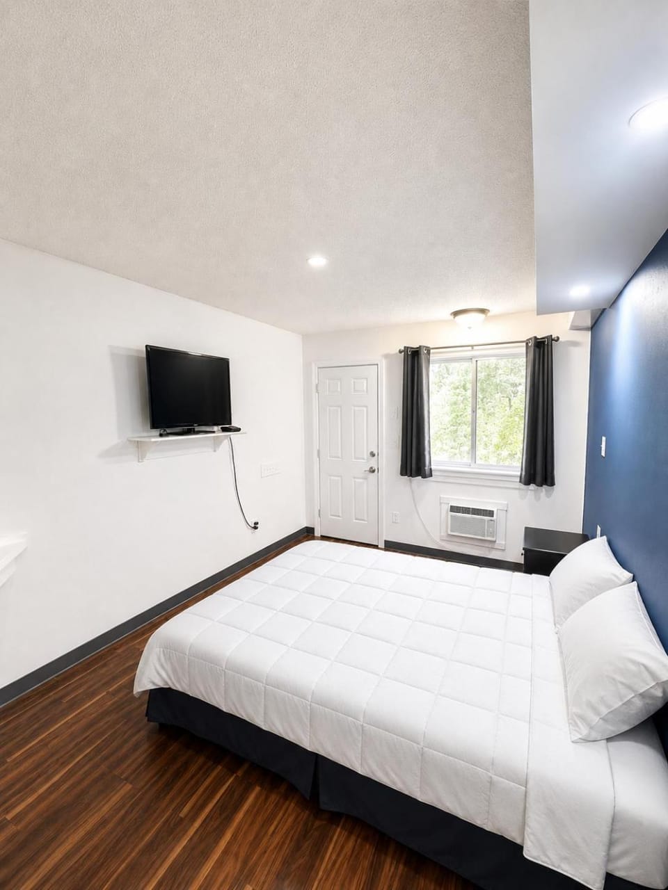 Bed, TV and multimedia, Bedroom