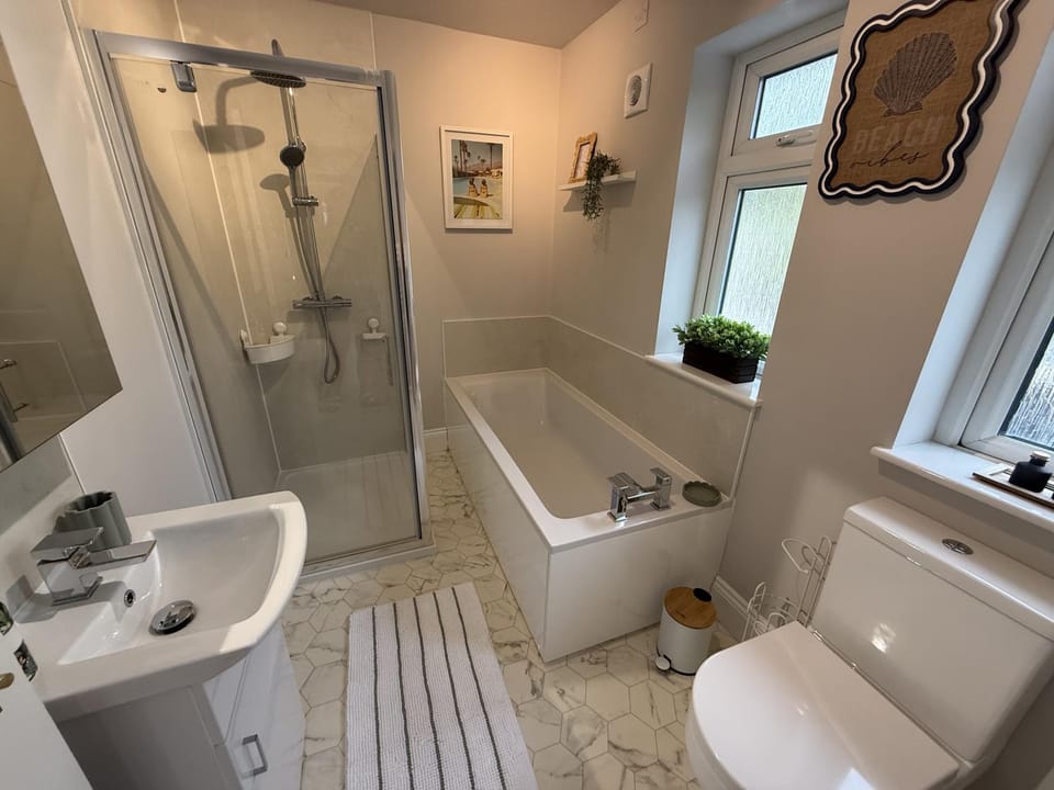 Shower, Toilet, Bathroom, Bath, towels
