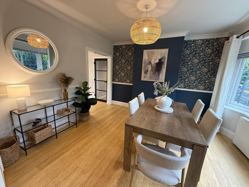 Seating area, Dining area