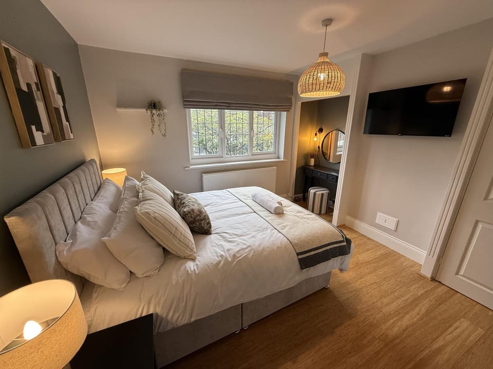 Bed, TV and multimedia, Photo of the whole room, Bedroom
