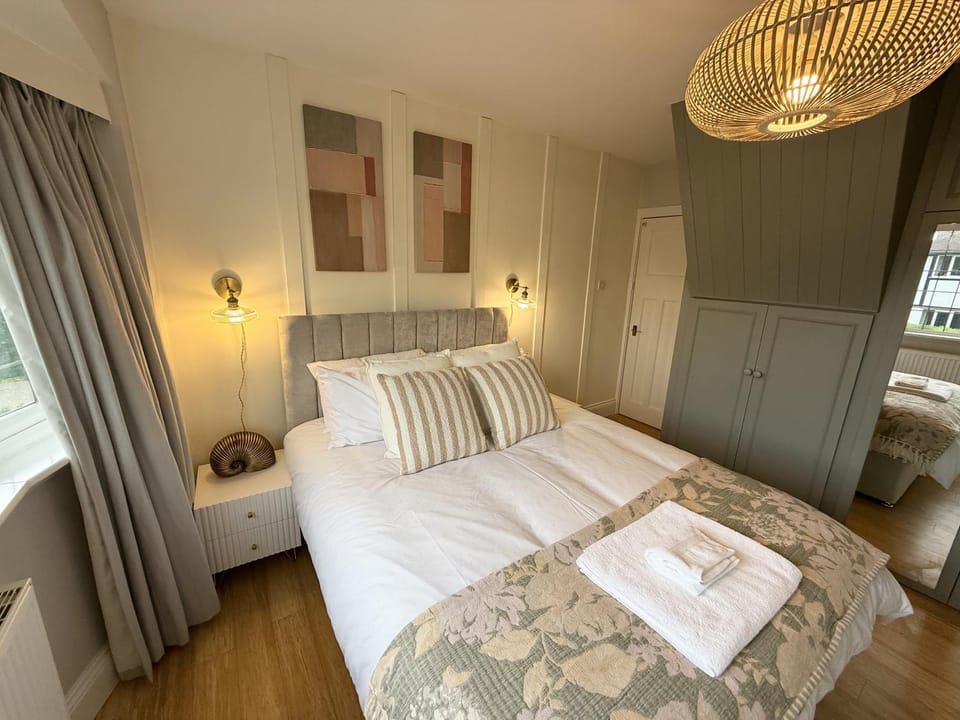 Bed, Photo of the whole room, Bedroom