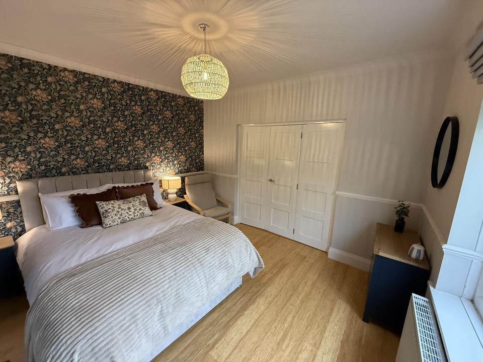 Bed, Photo of the whole room, Bedroom, wardrobe