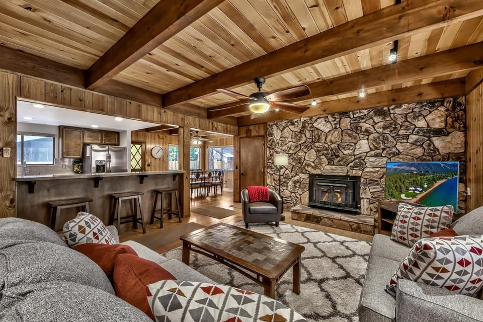 TV and multimedia, Living room, Seating area, fireplace, furniture