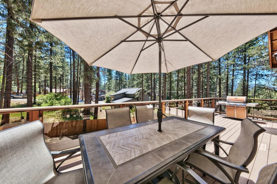 Patio, Day, Natural landscape, Seating area, Dining area, Garden view