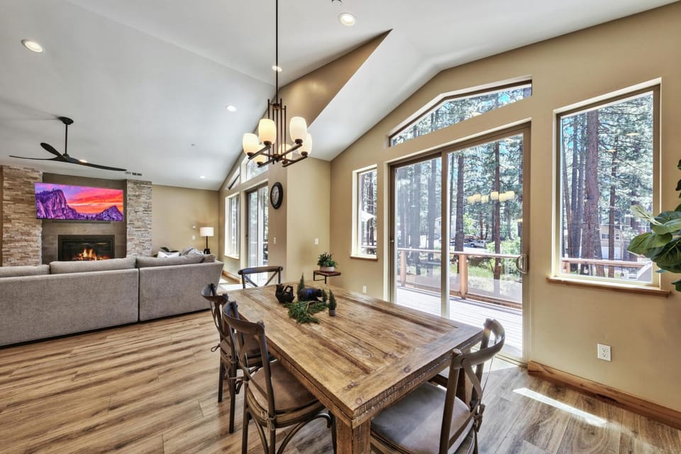 Day, Natural landscape, TV and multimedia, Living room, Dining area, fireplace, furniture, air conditioner