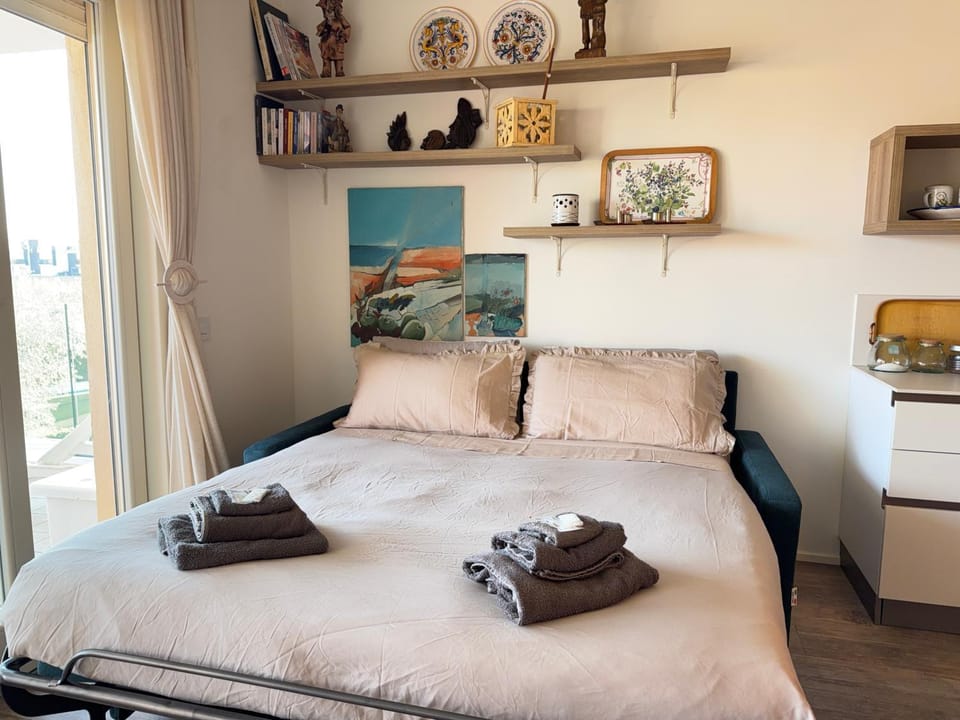 Bed, Living room