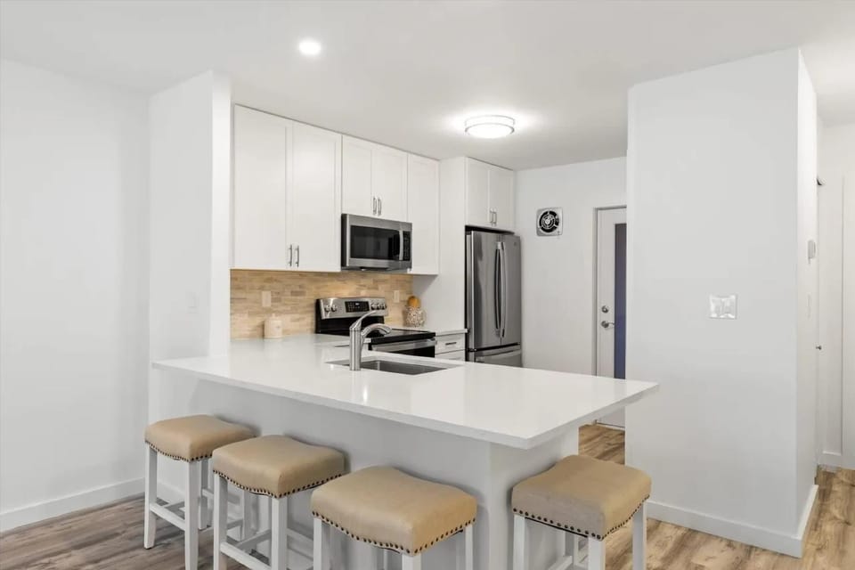 Bright 2BR Oceanview Condo Apartment in Key West