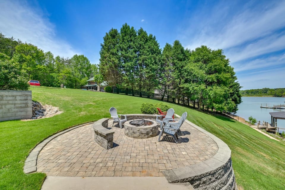 Lakefront Home w/ Covered Dock & Game Room House in Lake Norman