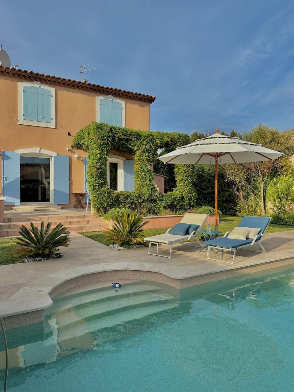 Property building, Garden, Garden view, Pool view, Swimming pool, sunbed