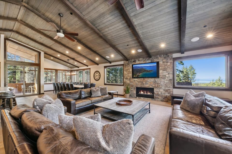 TV and multimedia, View (from property/room), Living room, Seating area, Dining area, Mountain view, fireplace, furniture