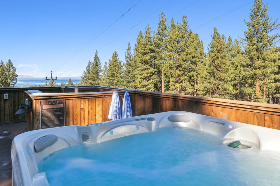 Natural landscape, Hot Tub, Mountain view, towels