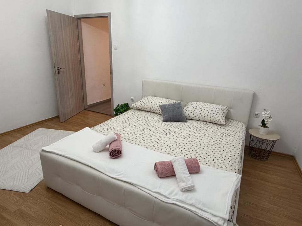 Bed, Photo of the whole room, Bedroom, towels