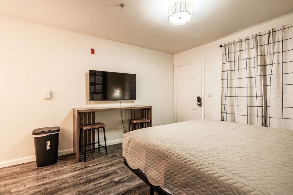 Chic AZ Studio Travel Nurses Welcome Apartment in Estrella Village