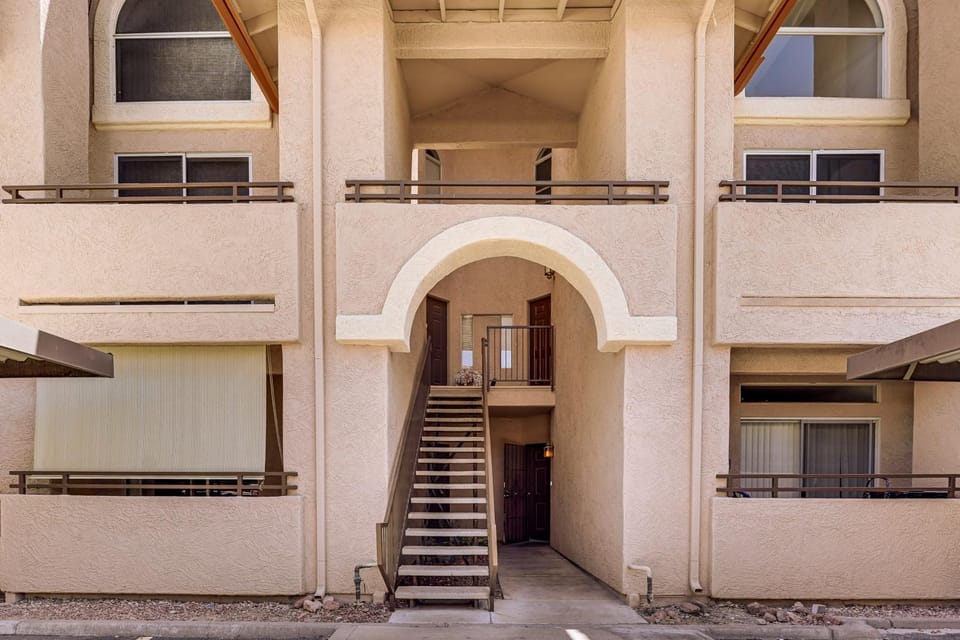 Community Perks! Modern PHX Condo: Extended Stay! House in Phoenix