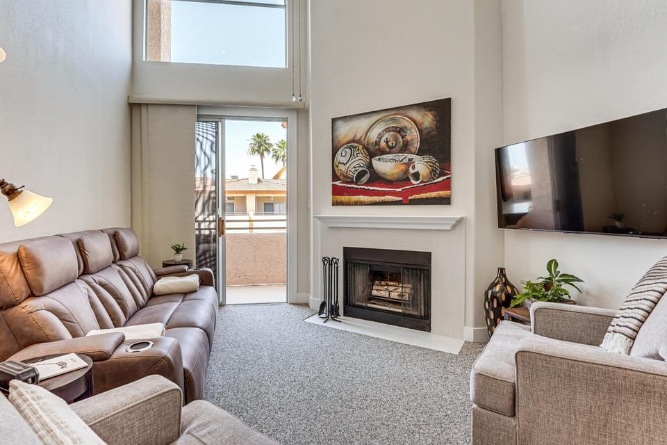 Community Perks! Modern PHX Condo: Extended Stay! House in Phoenix