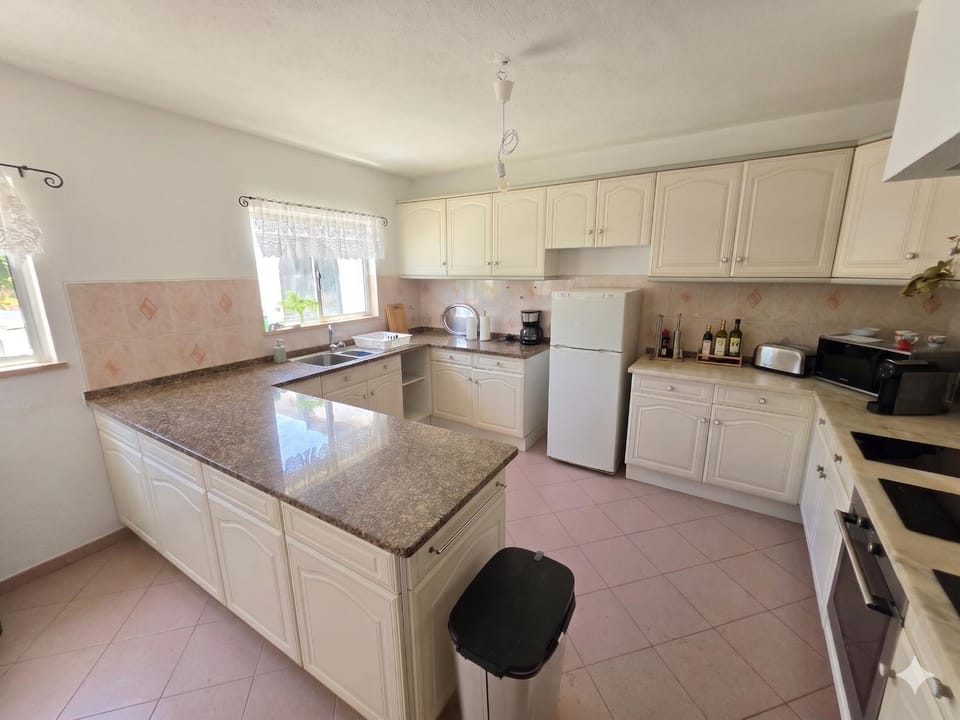 Coffee/tea facilities, dishwasher, oven, stove, toaster